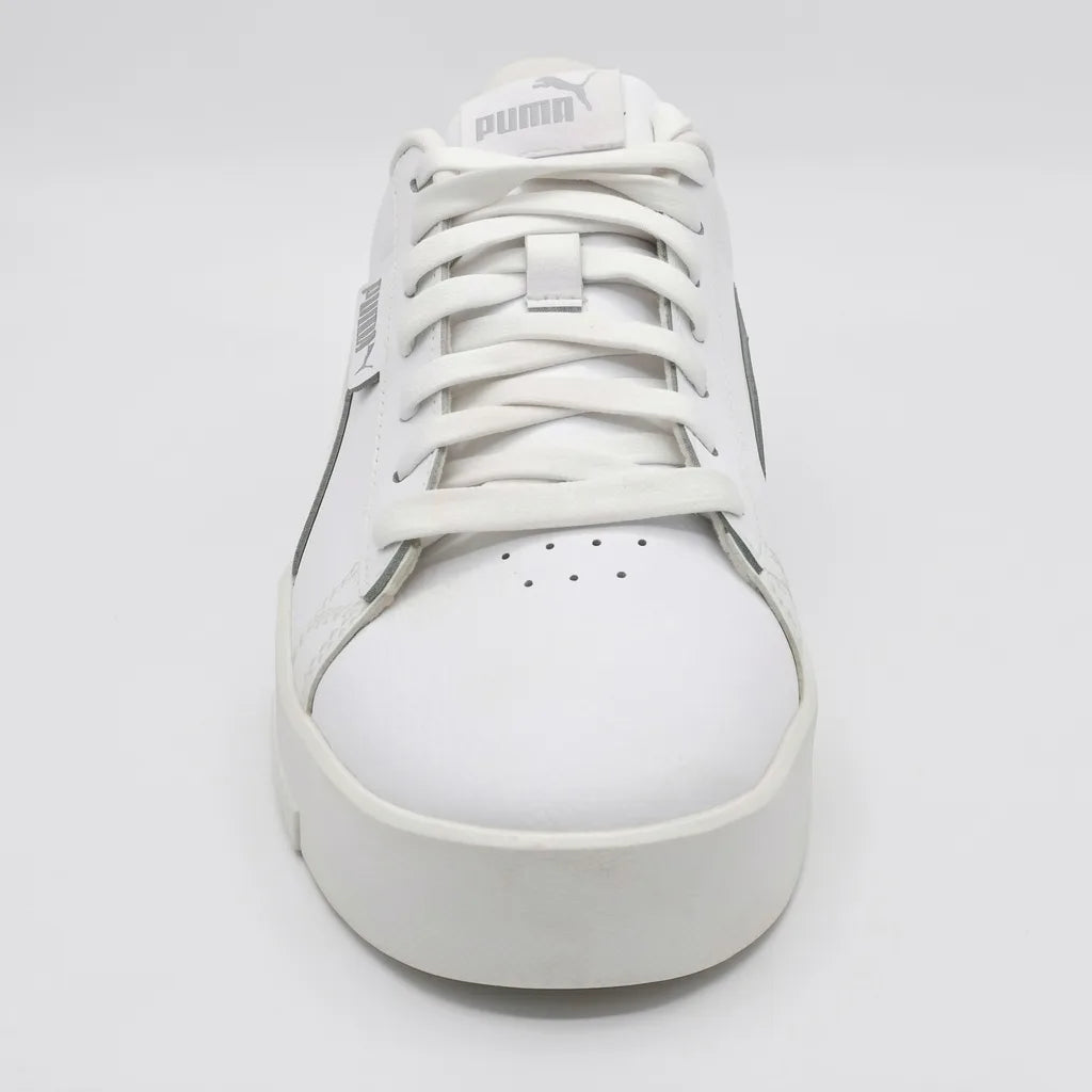 Puma Tenis Moderno Blanco Detalles Plateado Talón Suela Blanca | Photo Studio AI | 5