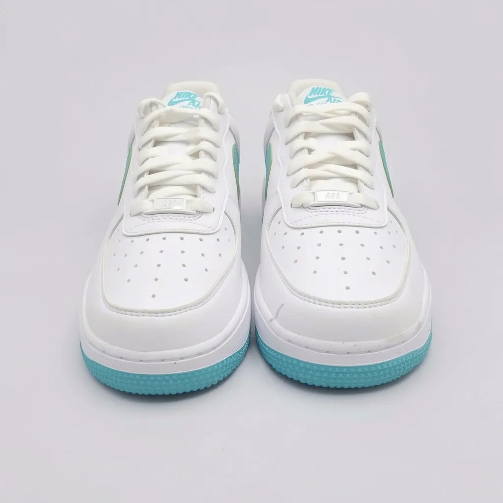 Nike Tenis Plataforma Blanco Franjas / Lineas Turquesa Lateral y Talón Suela Blanca/Turquesa | Photo Studio AI | 1